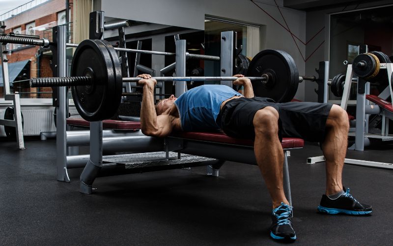 Bench Press – Đẩy ngực với tạ