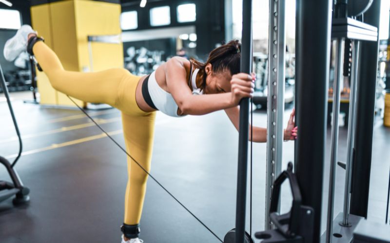 Động tác Glute Kickbacks