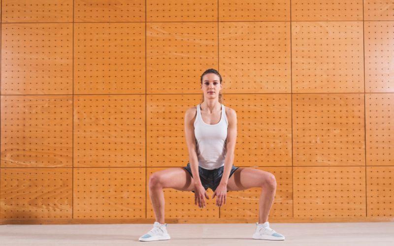 Sumo squat – Tăng cường sức mạnh cho đùi và mông