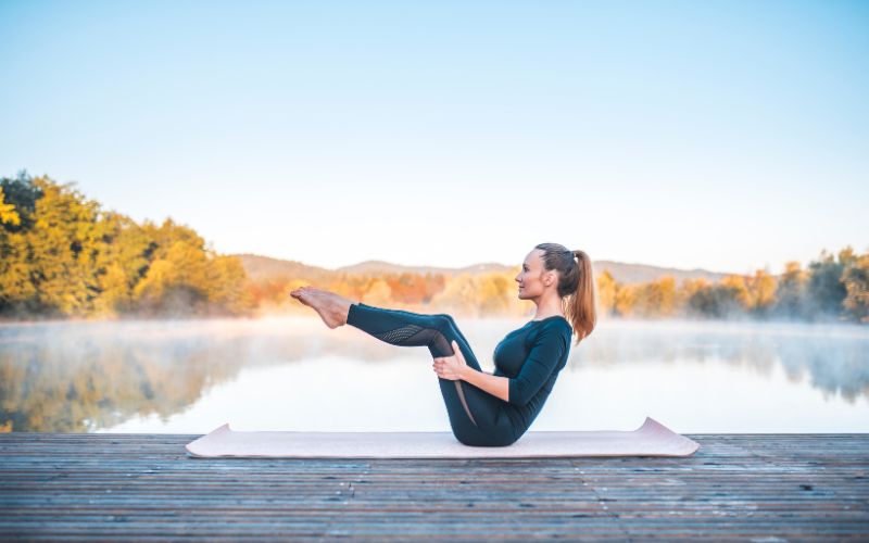 Tư thế yoga hình chiếc thuyền (Boat Pose)