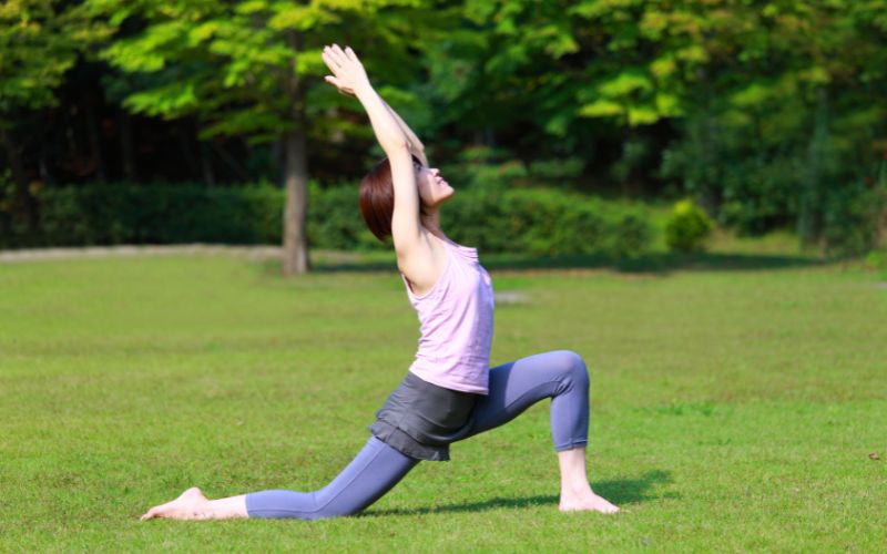 Tư thế yoga trăng lưỡi liềm (Crescent Lunge)