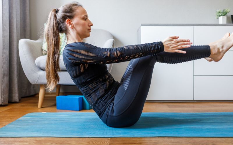 Boat Pose (Tư thế con thuyền): Rèn luyện cơ bụng và thắt lưng