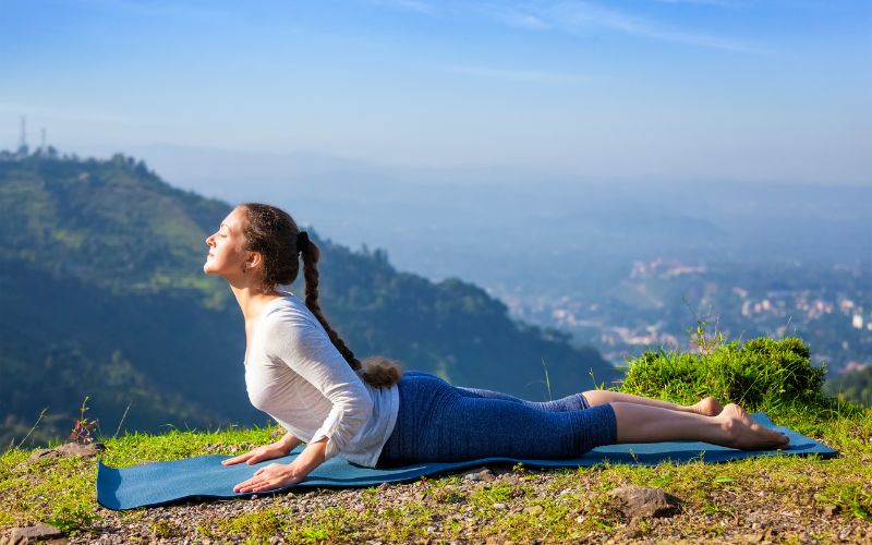 Cobra Pose (Tư thế rắn hổ mang): Mở rộng cột sống và giảm đau lưng