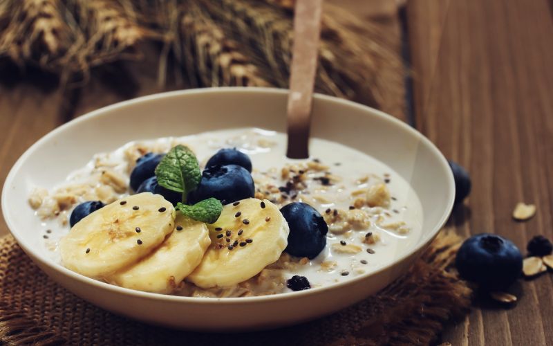 Overnight oats nhiệt đới với bột protein chuối – Hỗ trợ tiêu hóa và tăng cường hệ miễn dịch