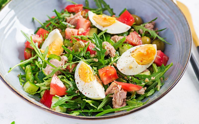 Salad cá ngừ ngâm dầu với trứng luộc – Đầy đủ dinh dưỡng