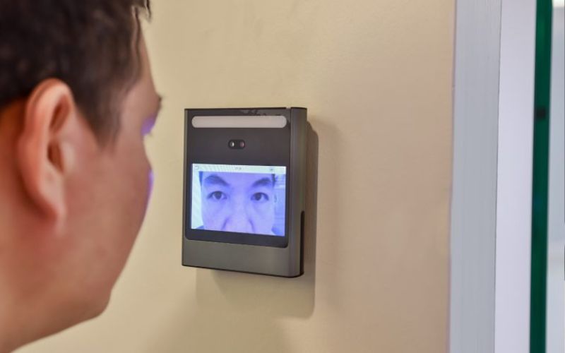 Khóa nhận diện khuôn mặt (Face ID)